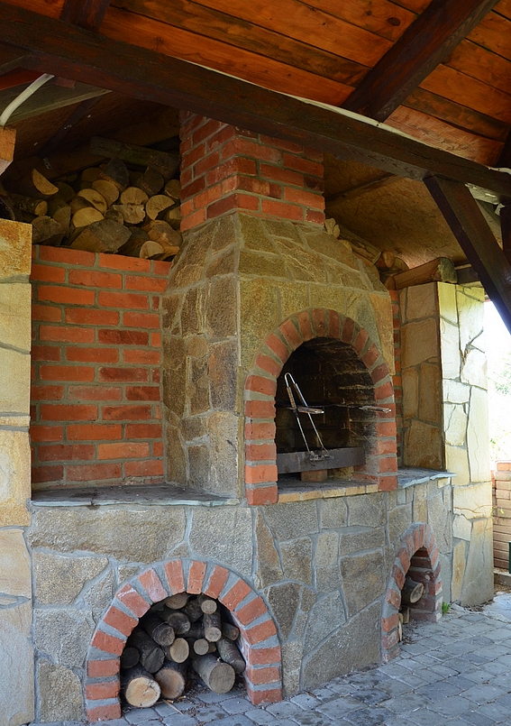 grill murowany pod wiatą